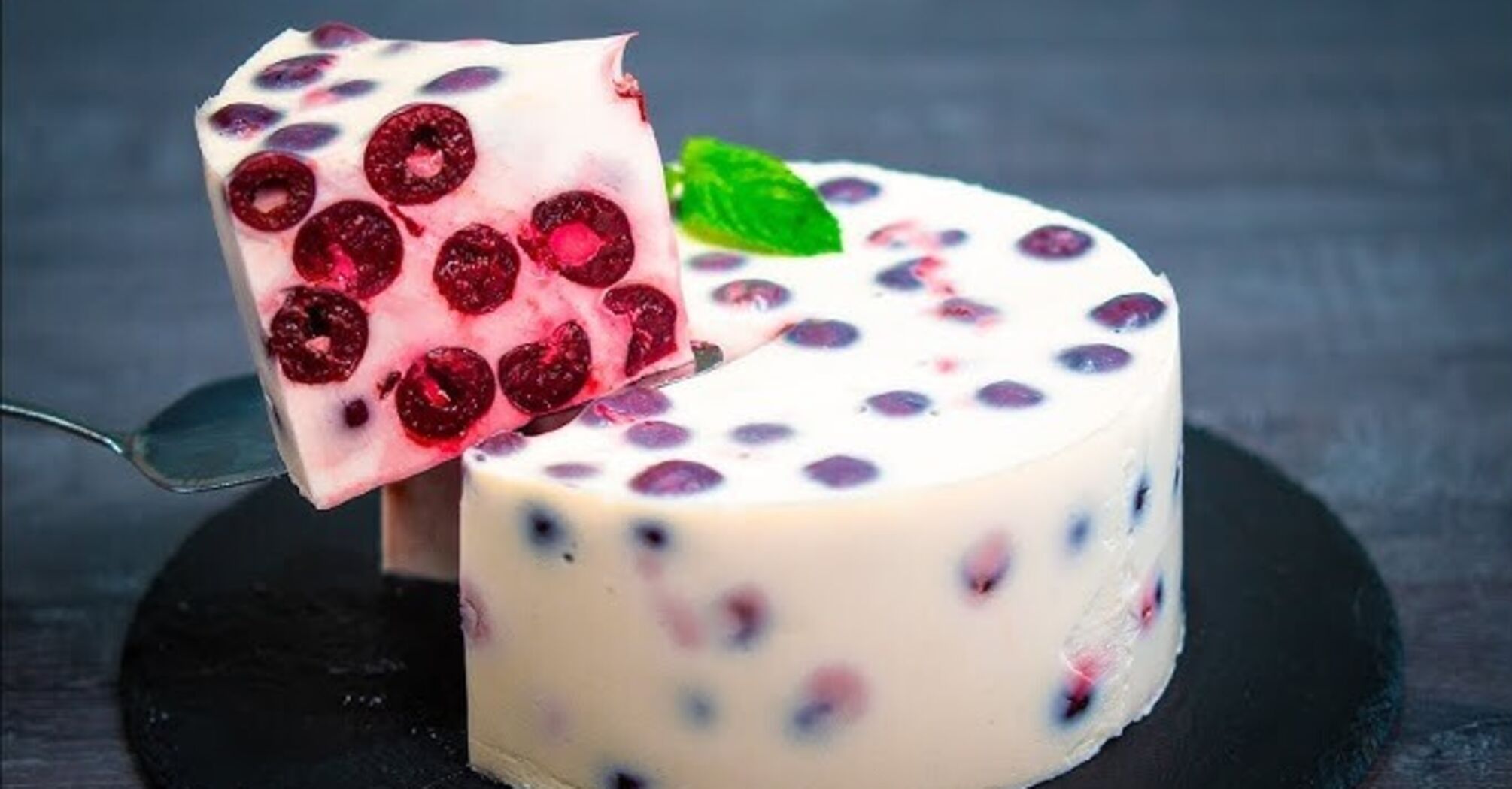 Easy no-bake yogurt dessert: a perfect dish for summer heat