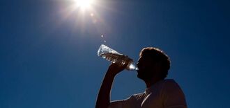 Co jeść i pić w upale, aby poczuć się lepiej: wskazówki