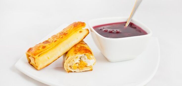 Sweet pancakes with cottage cheese and cherries: a recipe for a successful dough and filling