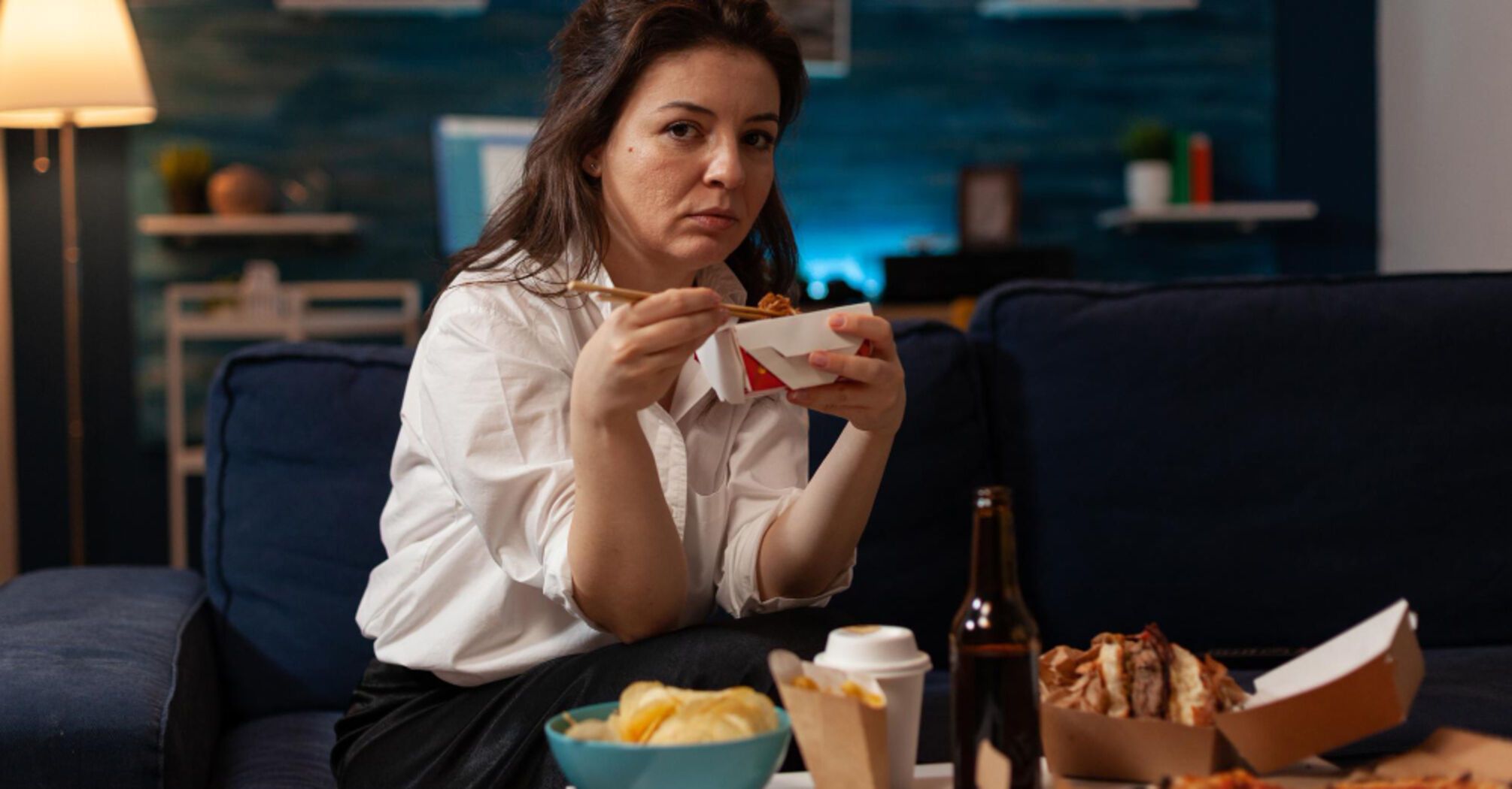 Не убегайте и на заедайте эмоции: почему это плохо