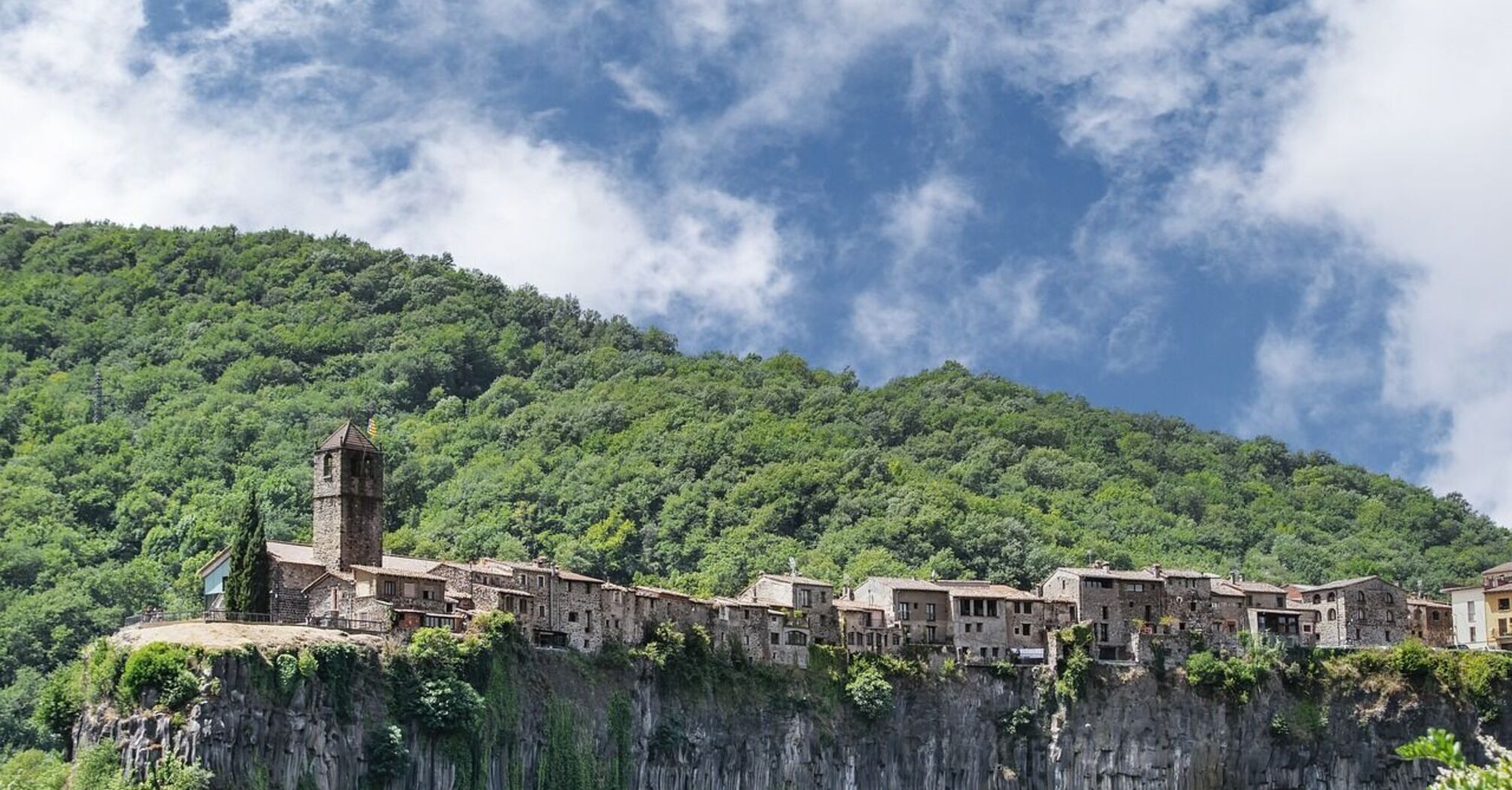 Крохотная испанская деревня с 40 вулканами и таинственным водопадом поражает путешественников своей красотой