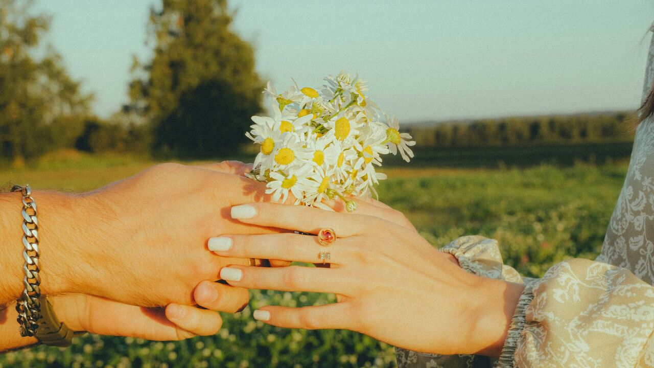 White manicure is a summer trend. 8 fashionable designs that will suit both the office and the beach