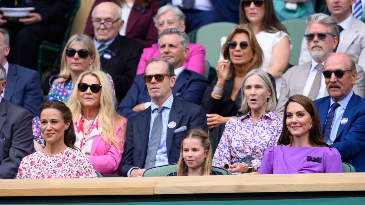 Zdjęcia córki i siostry Kate Middleton chichoczących w podobnych sukienkach na Wimbledonie zachwyciły sieć