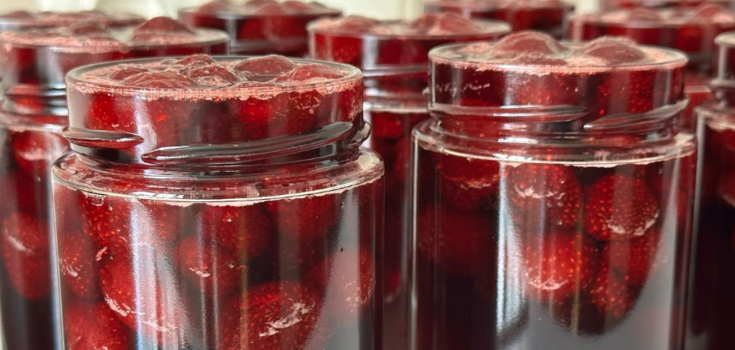 How to cook strawberry jam correctly so that the berries remain intact: recipe