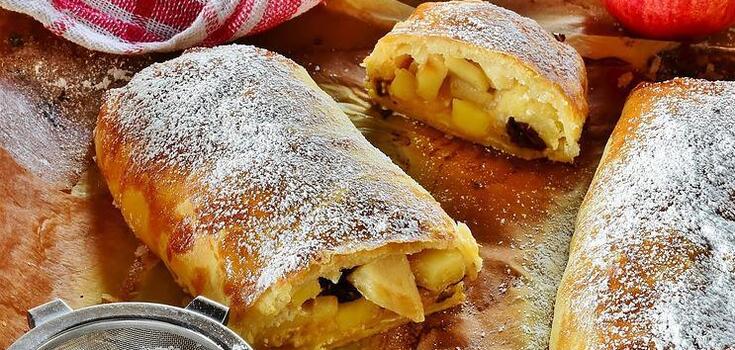 How to wrap strudel properly so that it does not fall apart: a simple technique