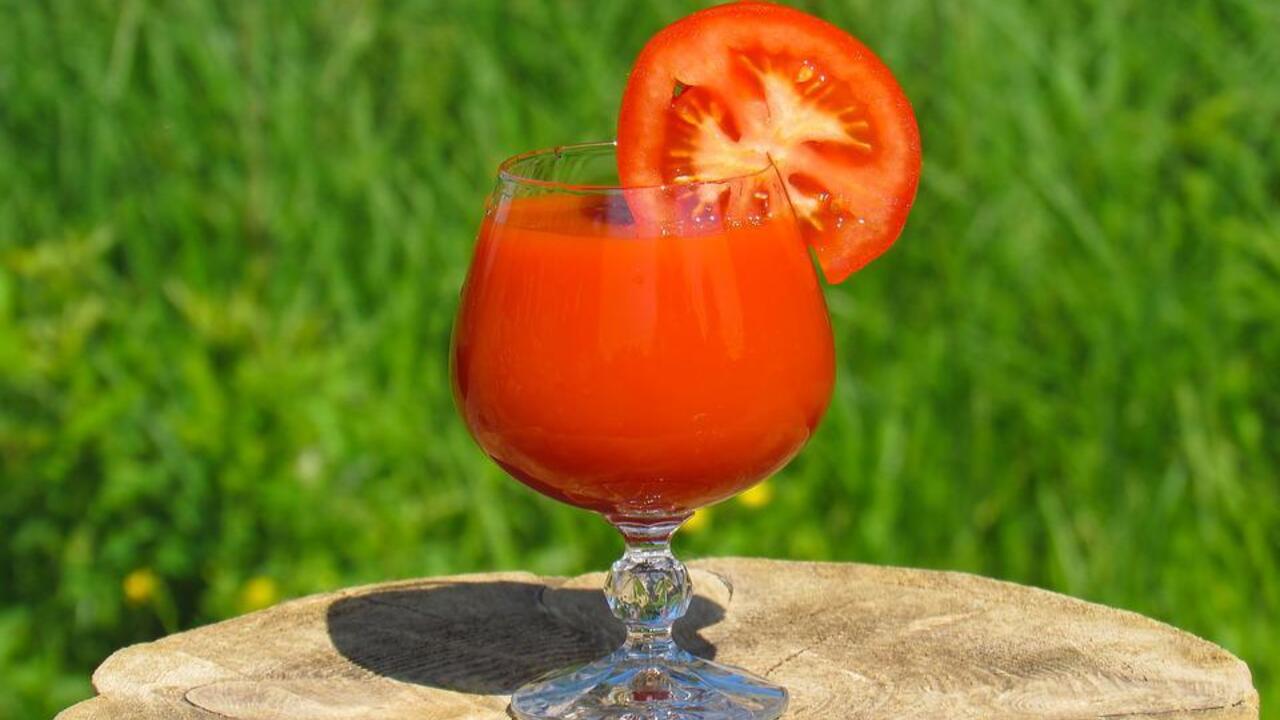 How to make tomato juice with pulp for the winter: the easiest recipe