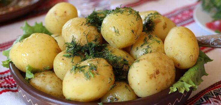 Delicious and flavorful gravy for young potatoes: you need only 4 ingredients