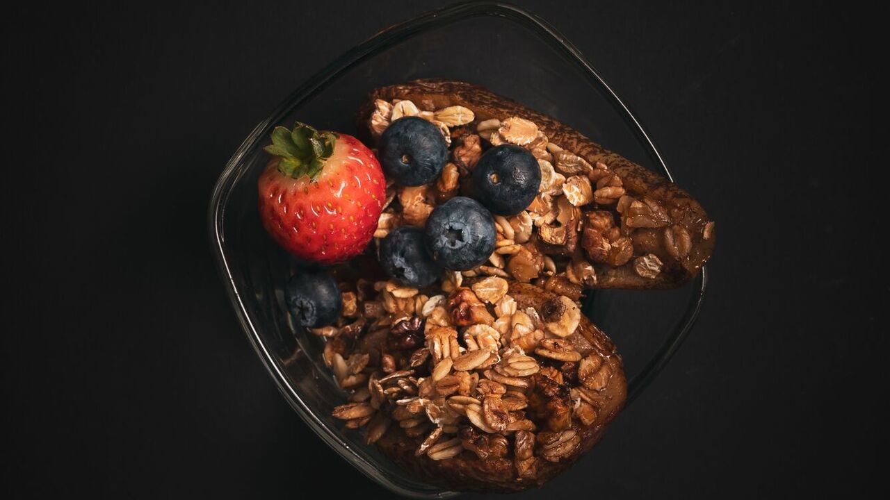 Breakfast banana and chocolate dessert: a quick option for coffee