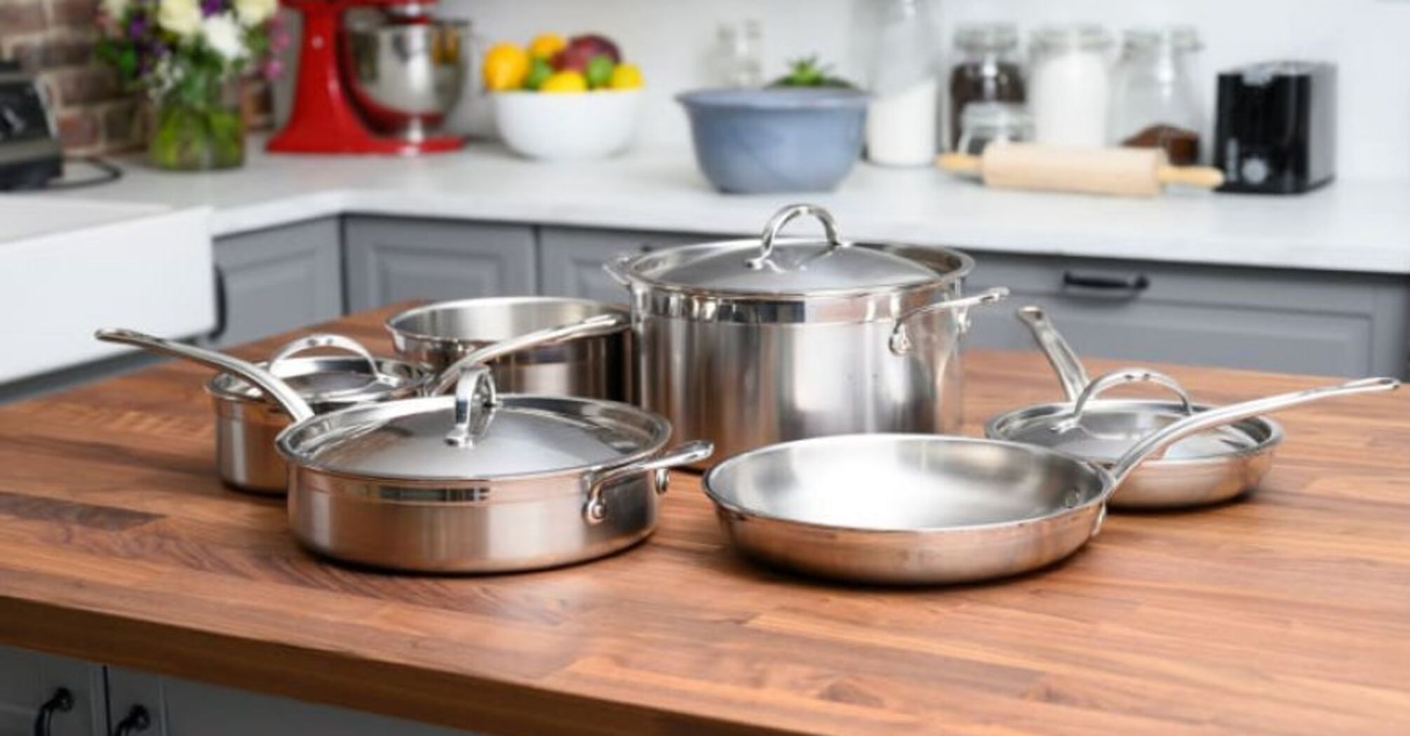 What food should not be prepared in stainless steel cookware and what are the consequences