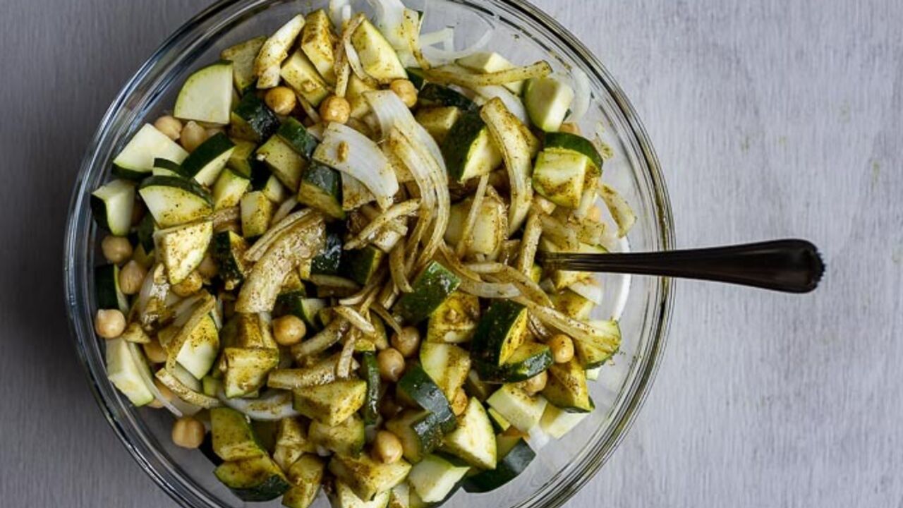 Seasonal warm zucchini salad: how to prepare a delicious and nutritious dish without mayonnaise