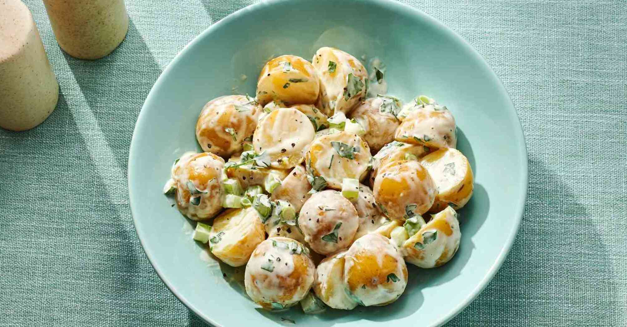 The most delicious young potatoes in sour cream: add lots of garlic and herbs