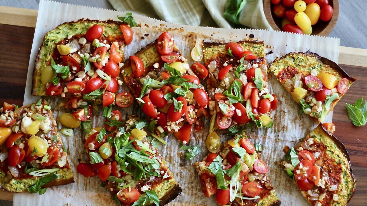 Simple and quick zucchini pizza for a snack: how to prepare