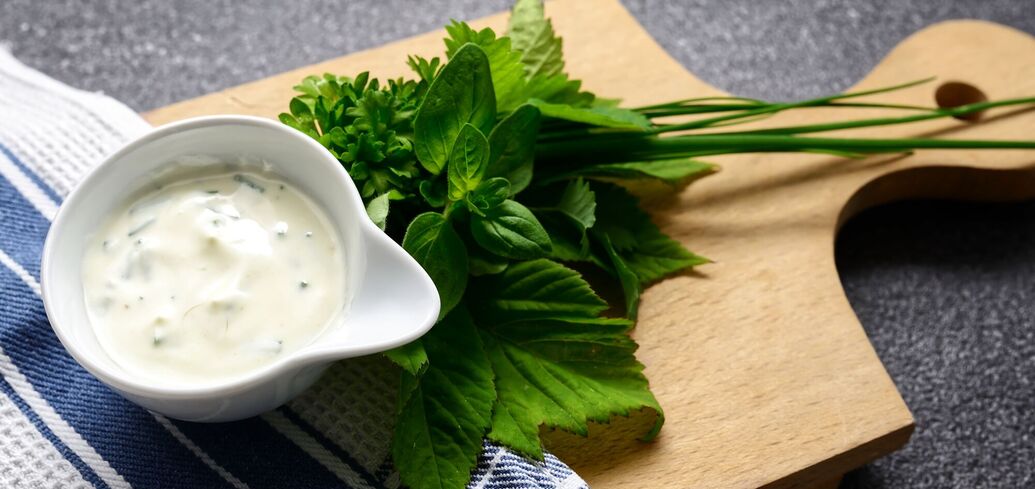 Простий рецепт веганської заправки для салату Цезар: продукти та приготування