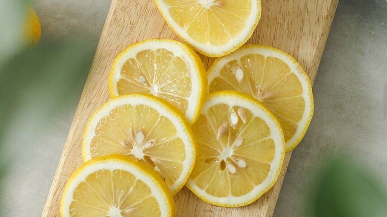 How to slice a lemon beautifully and easily: three ways