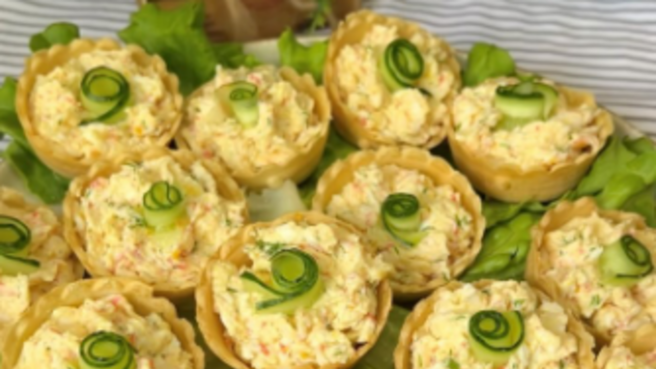 If guests are at the door: how to  prepare tartlets with crab sticks quickly