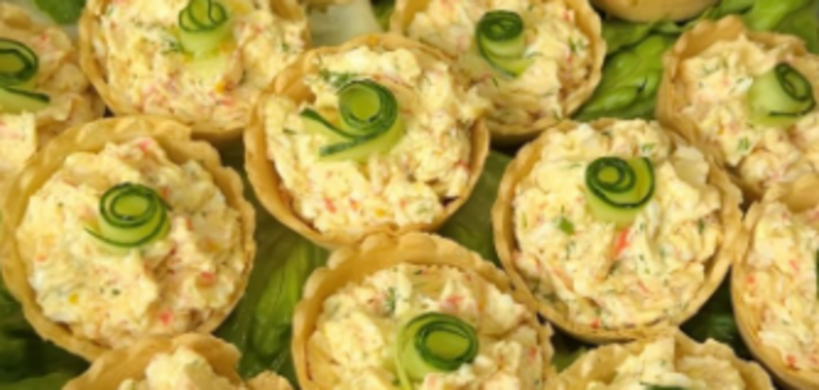 If guests are at the door: how to prepare tartlets with crab sticks quickly
