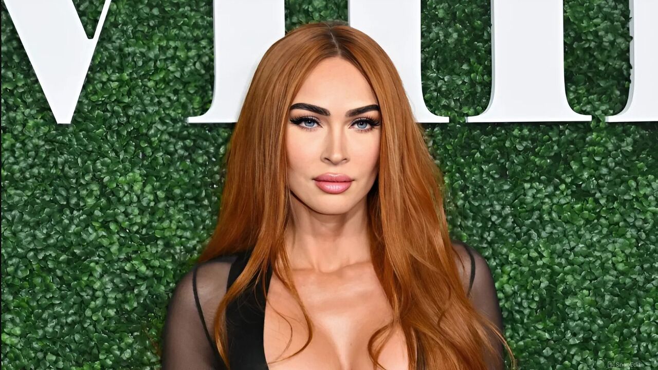 Megan Fox gives a new life to the trendy French manicure. Photo