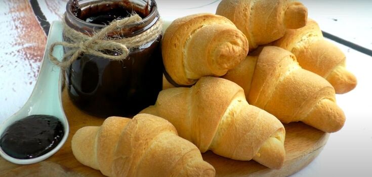 Soft and not stale for a long time: how to make dough for kifli
