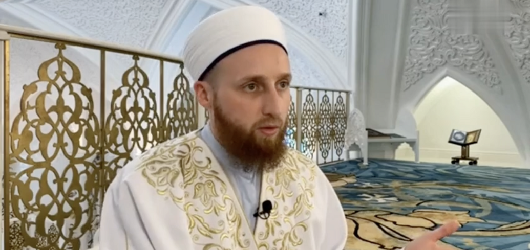 Szef społeczności muzułmańskiej w Tatarstanie uczy mężczyzn bicia kobiet w telewizji
