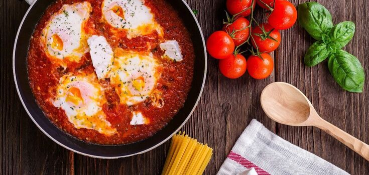Not just banal scrambled eggs: how to cook the most delicious shakshuka in a frying pan