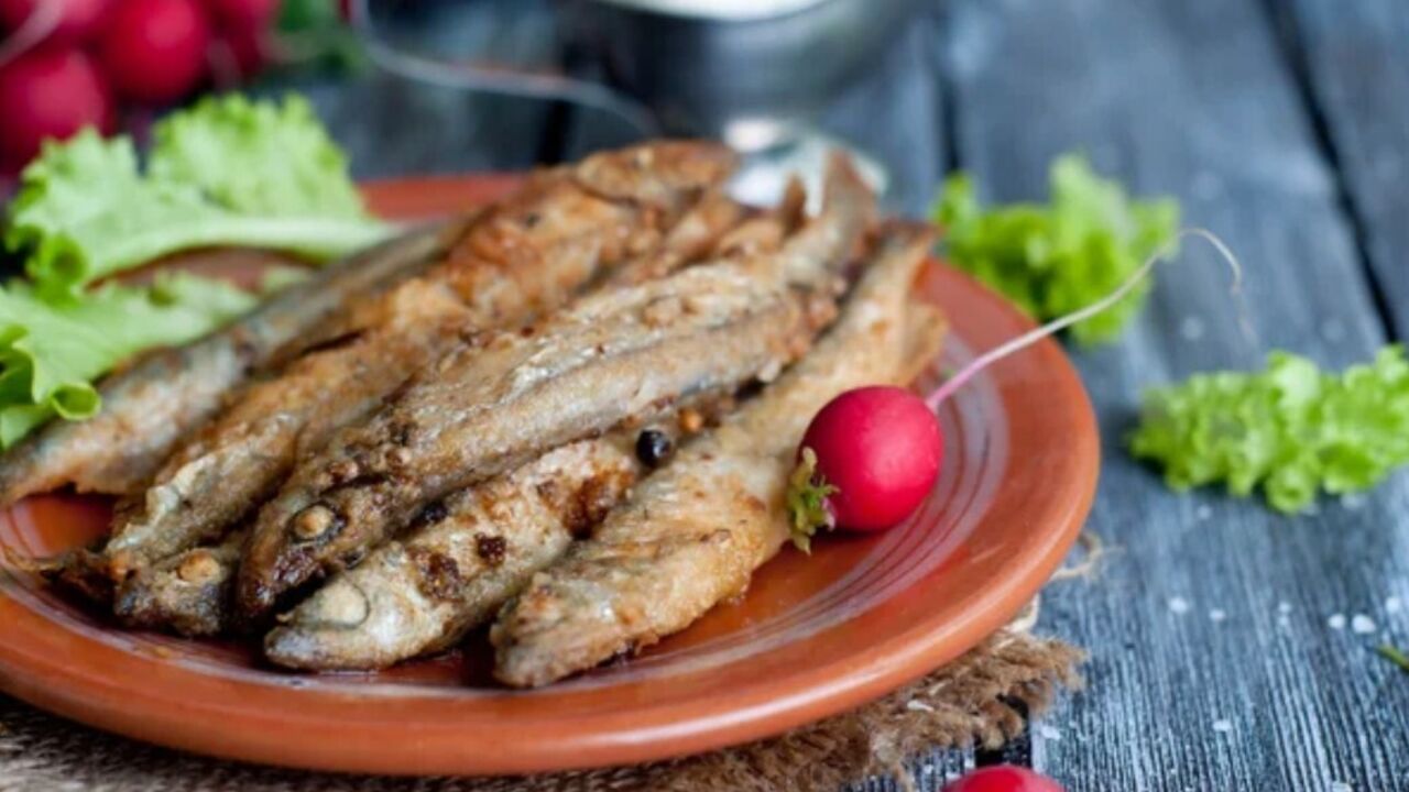 How to fry capelin in a delicious and unusual way: an easy way