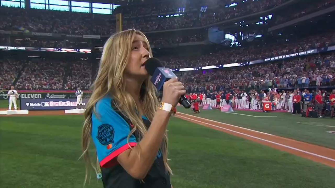 The famous singer sang the US national anthem drunk in front of thousands of spectators at a stadium. Video of the embarrassment