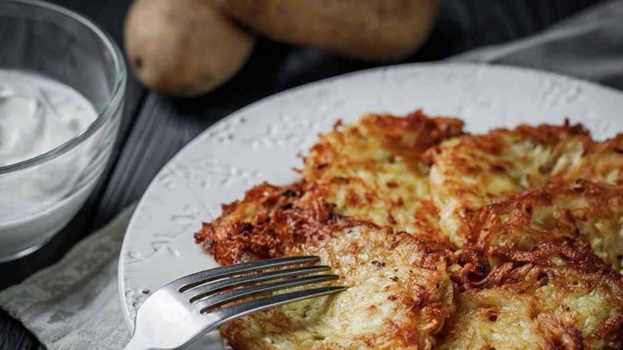 Without eggs and flour: how to make delicious potato pancakes in a pan