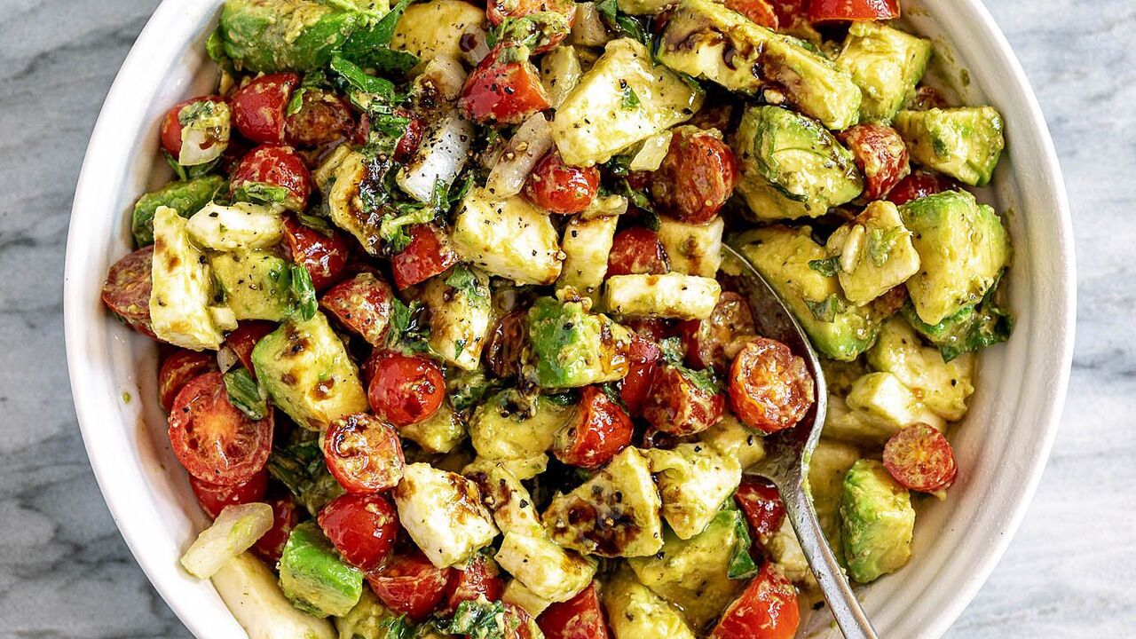 What a delicious salad to make with avocado: a variant of a light summer dish without mayonnaise