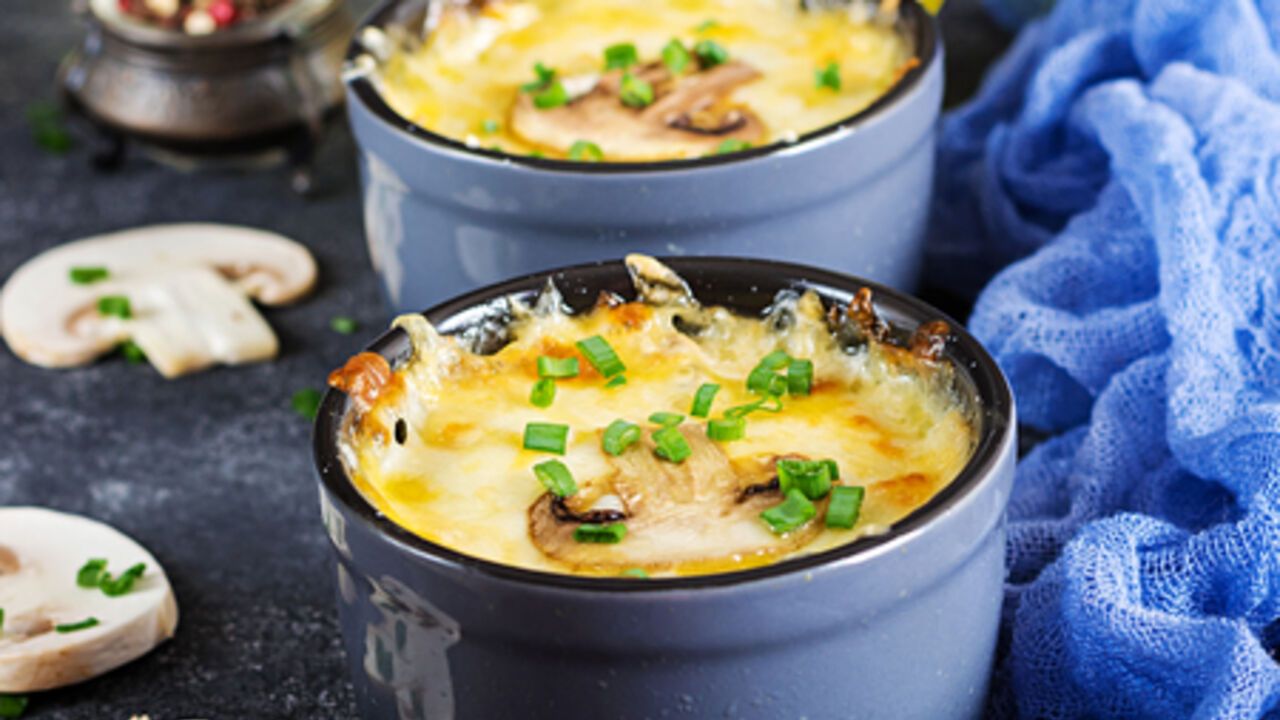 Julienne with chicken and mushrooms in the oven: a dish that can be prepared for a snack