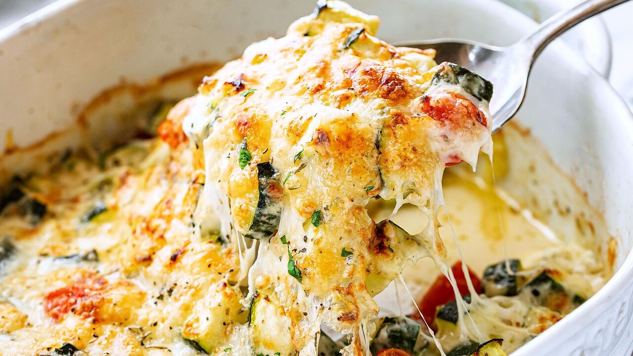 Hearty zucchini casserole with cheese for lunch: easy to prepare