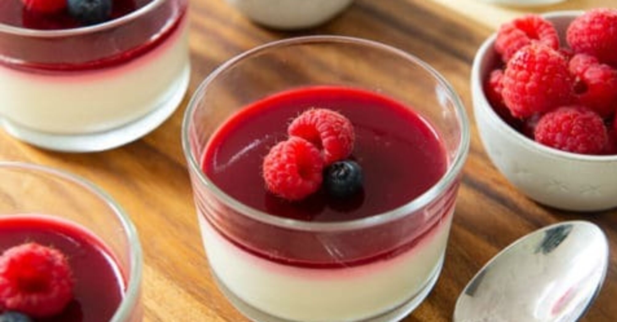 Simple raspberry panna cotta: no-bake summer dessert 