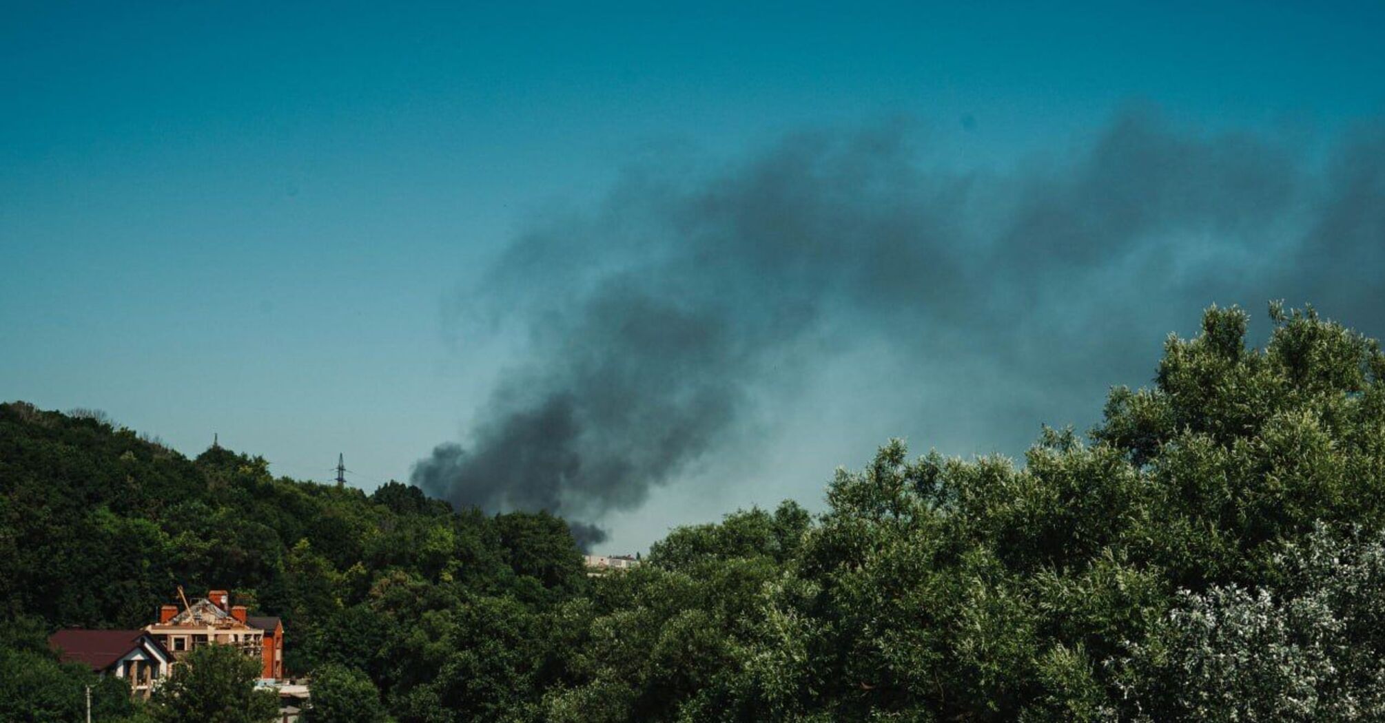 Ogromny pożar w rosyjskim mieście Kursk, z którego unosi się czarny dym. Zdjęcia i wideo