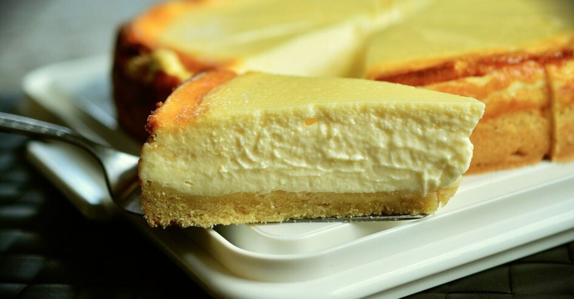 Refreshing lemon cheesecake with caramel: how to prepare