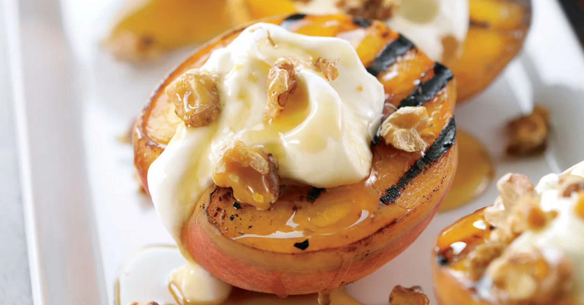 Baked apricots with cottage cheese and honey: a summer dessert in 10 minutes