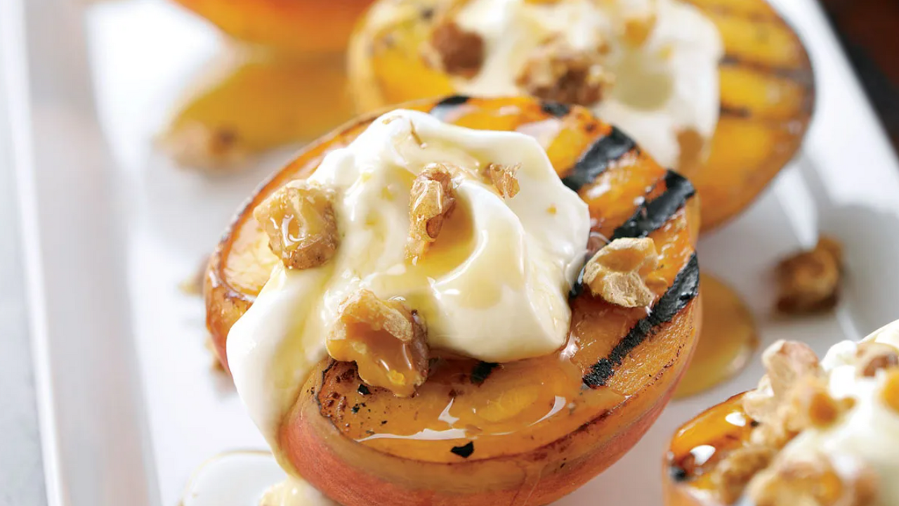 Baked apricots with cottage cheese and honey: a summer dessert in 10 minutes