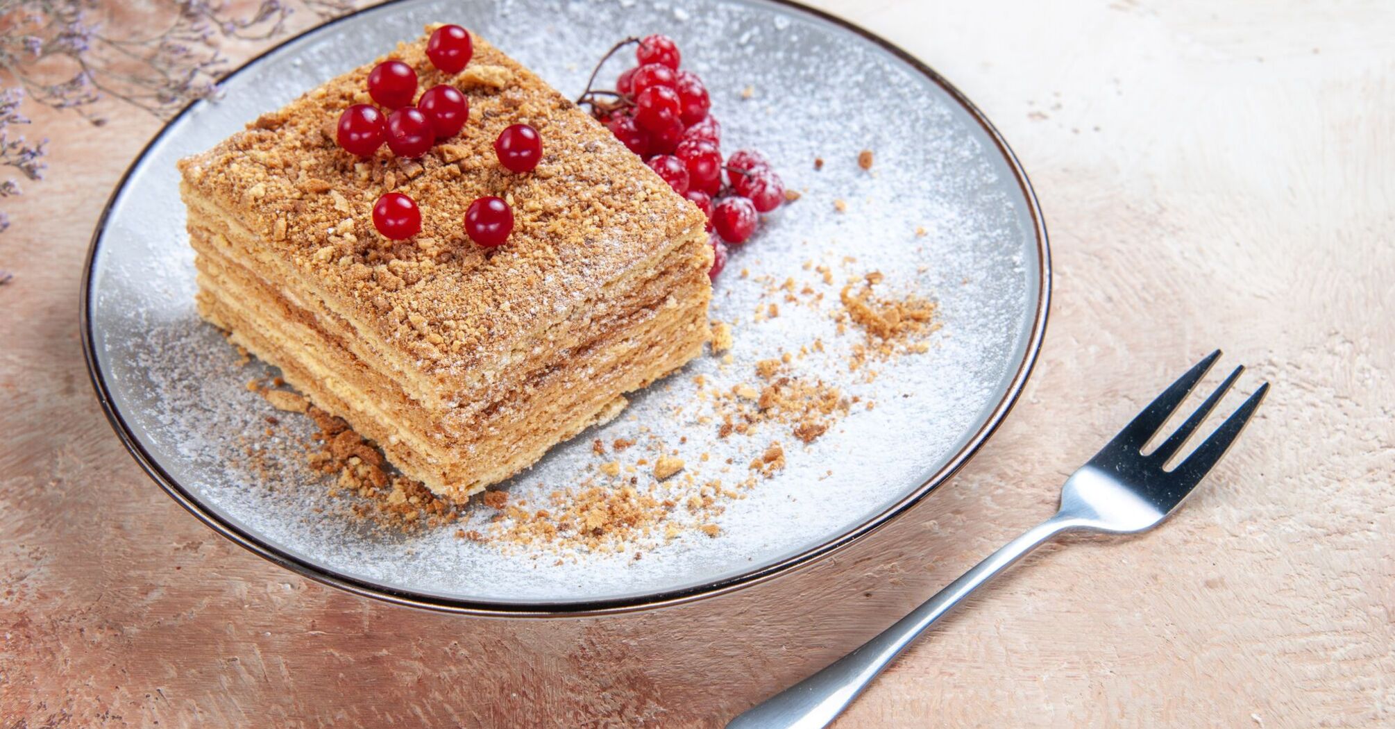 Wafer cake with cookies and chocolate fondant: how to make a new dessert