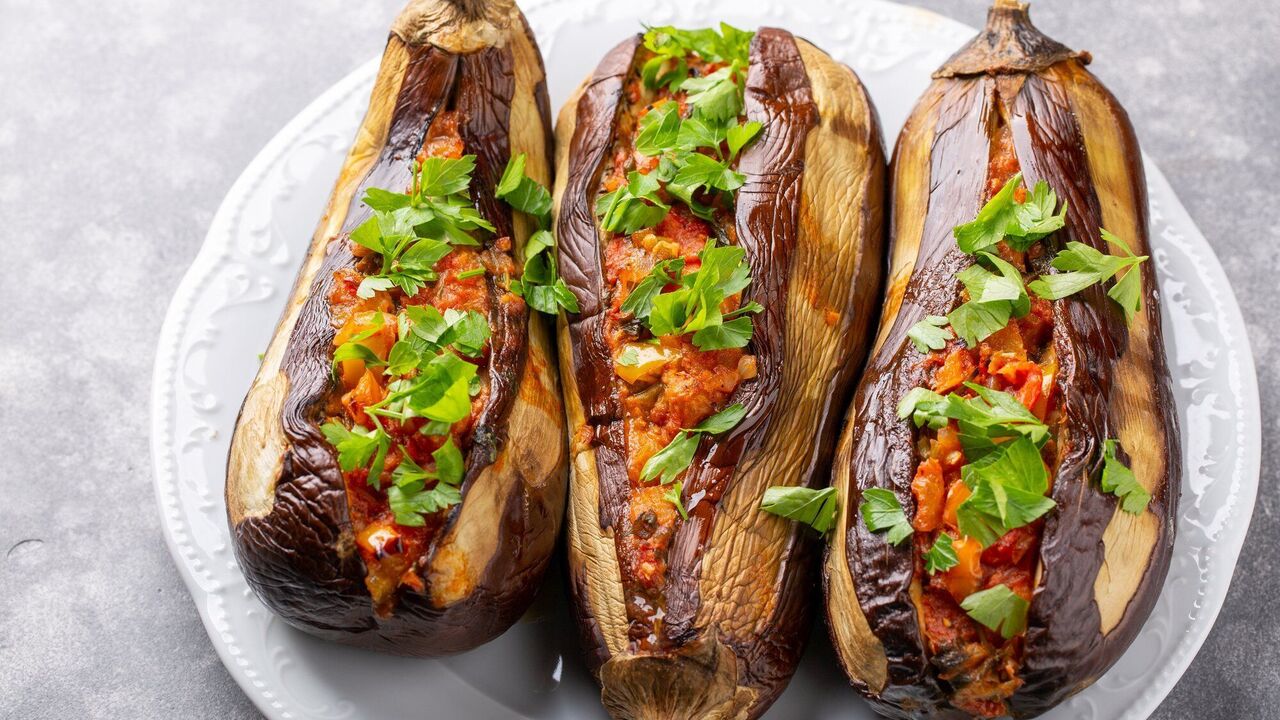 How to bake eggplant deliciously for dinner: add minced meat and lots of cheese