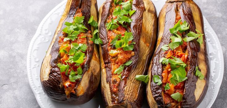 How to bake eggplant deliciously for dinner: add minced meat and lots of cheese