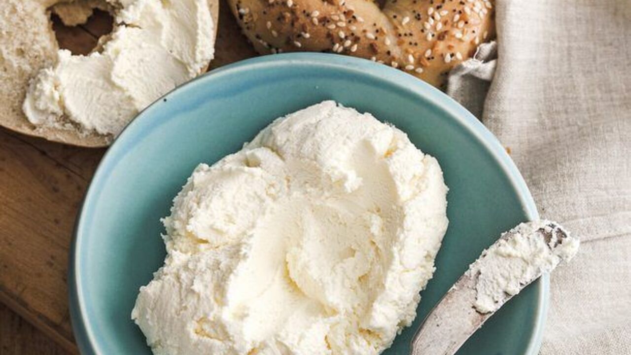 Budget yogurt and sour cream cheese: cook it instead of store-bought one