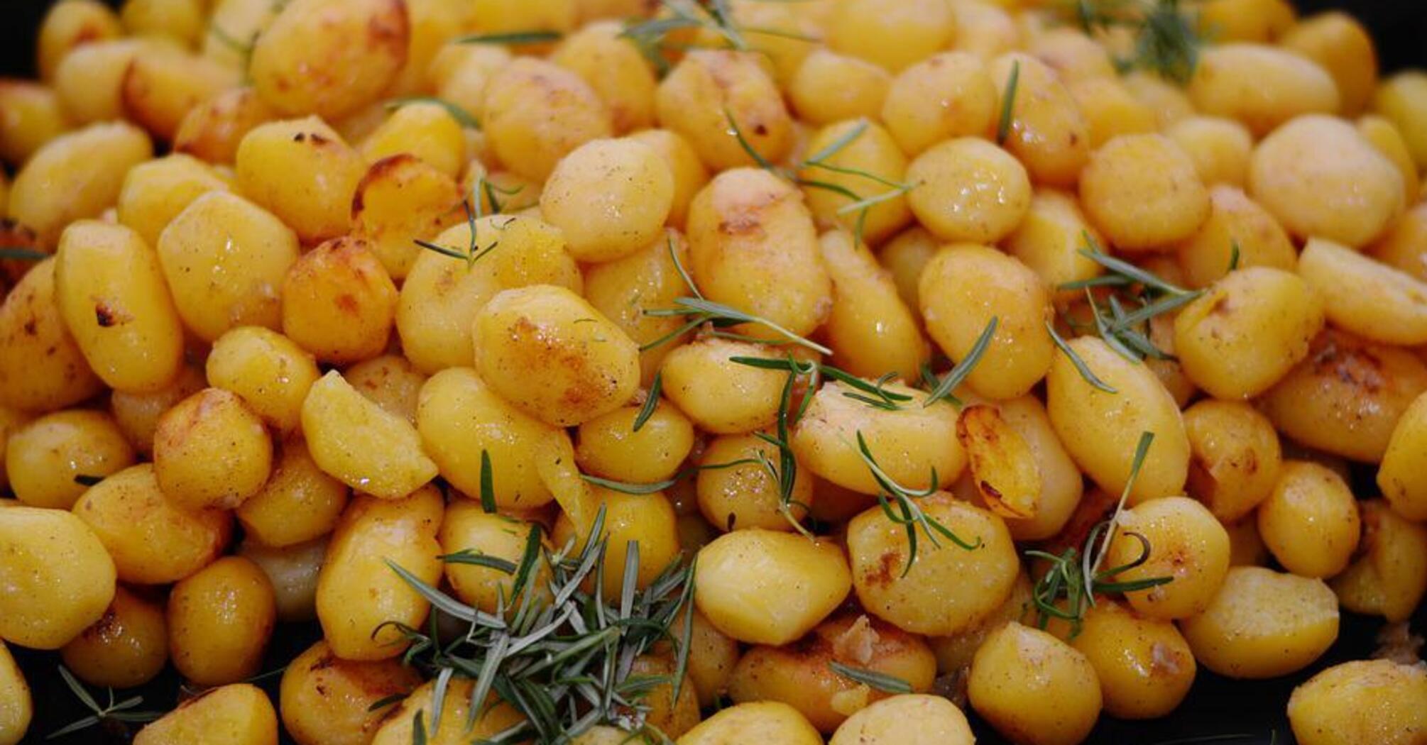 How to deliciously fry whole potatoes: it turns out very crispy and golden
