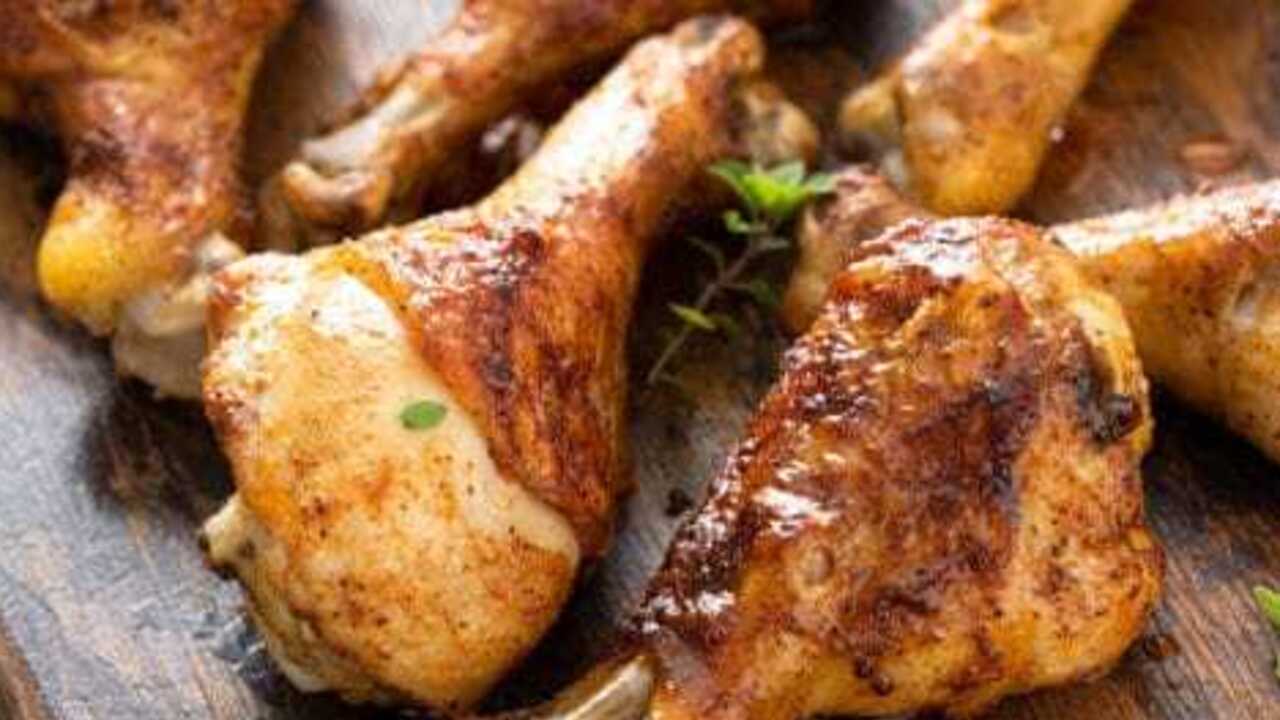 Soft inside and crispy outside: what to bake the perfect chicken drumsticks with