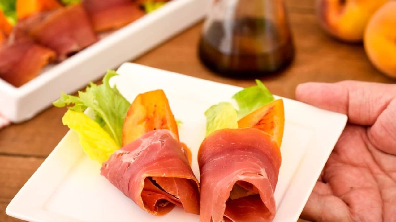 What summer appetizer to serve with wine: you will need peaches and jamon