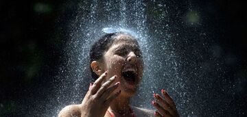 Zapomnij o zimnych prysznicach: pięć mitów na temat ochłody w letnie upały