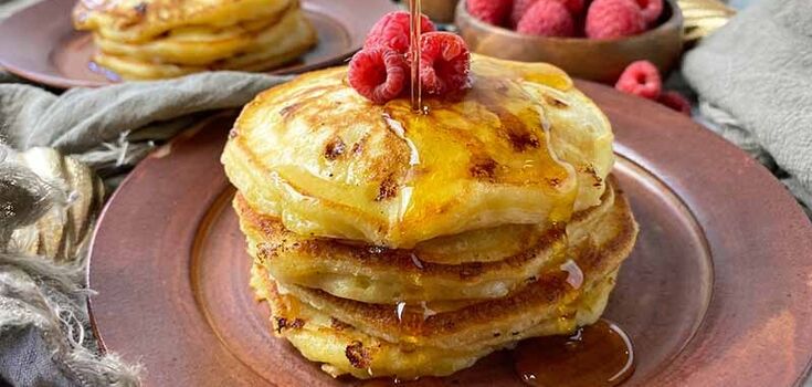 Healthy pancakes with dried fruit for a snack: what flour is better to cook with