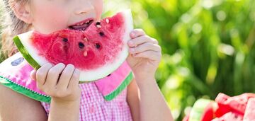Можно сочетать с мясом и сыром: чем полезен арбуз и когда его лучше есть