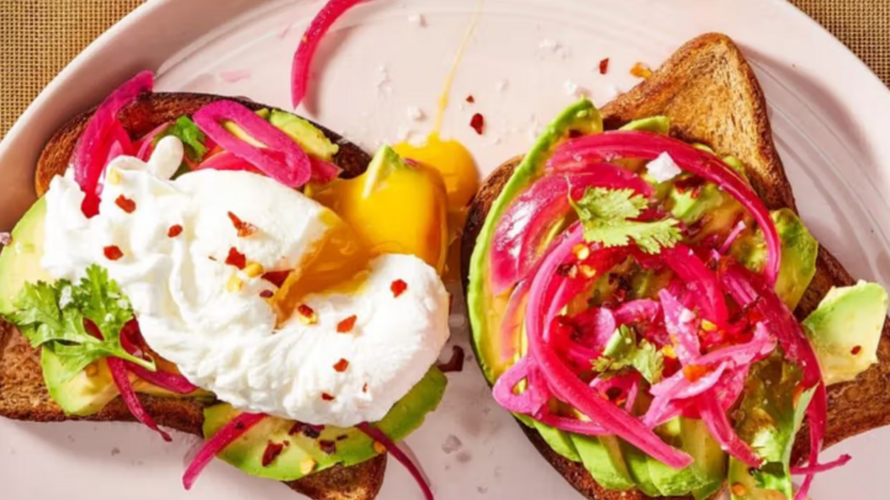 Perfect avocado toast for breakfast: a basic recipe