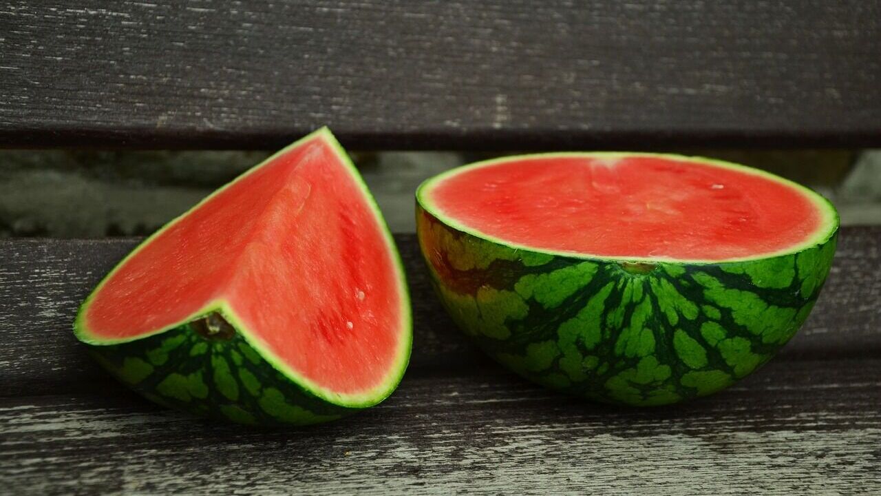 How to cut watermelon beautifully and easily for a feast: life hack