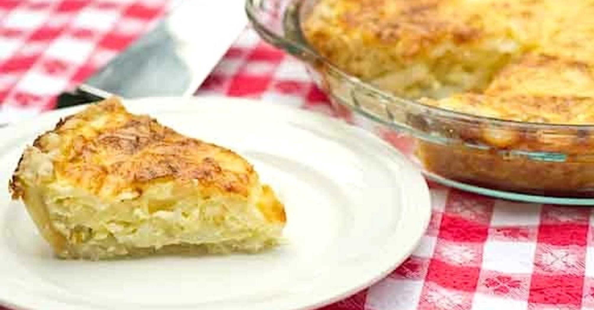 Budget onion pie for a hearty dinner: enough for the whole family