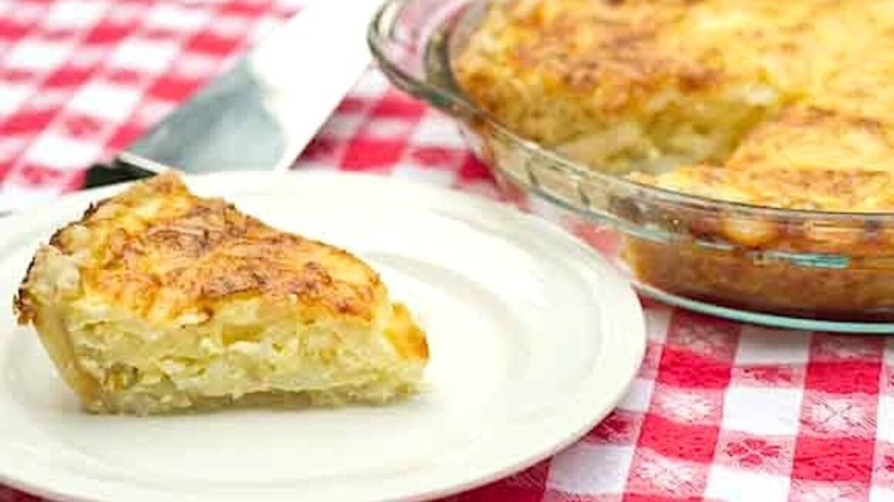 Budget onion pie for a hearty dinner: enough for the whole family
