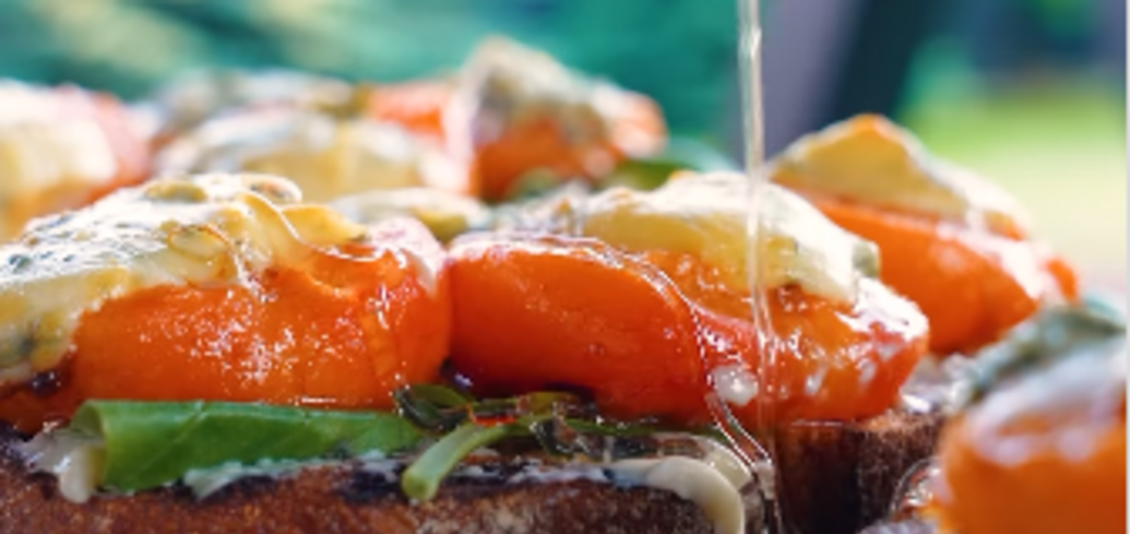 Grilled apricots: served with cheese, honey, and crispy bread